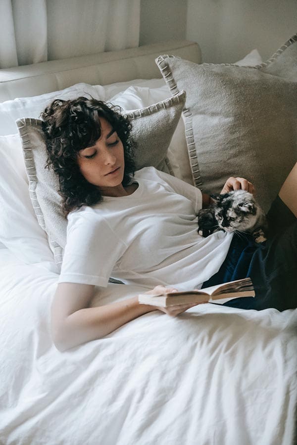 schwangere Frau mit Katze